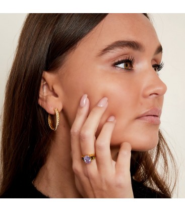 Goudkleurige ring met een roze ronde steen en groene steentjes (16)