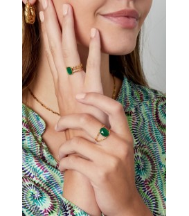 Goudkleurige ring met groen steentje