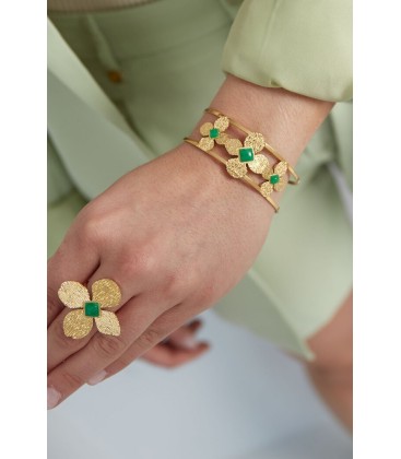 Goudkleurige bloemen armband met groene steentjes