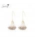 Stijlvolle goudkleurige oorhangers met hangende raffia Bohemian chic