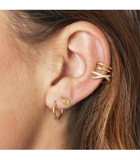 Zilverkleurige earcuff met een kruising en kleine glinsterende steentjes