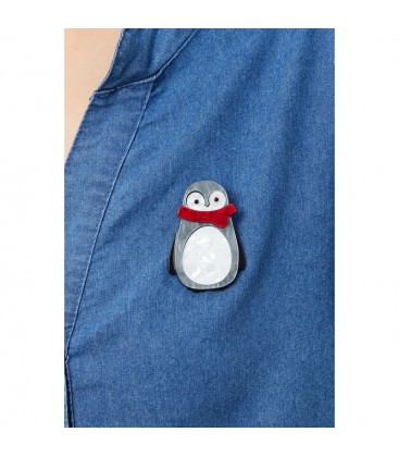 Grijze broche met wit, rood in de vorm van een pinguin